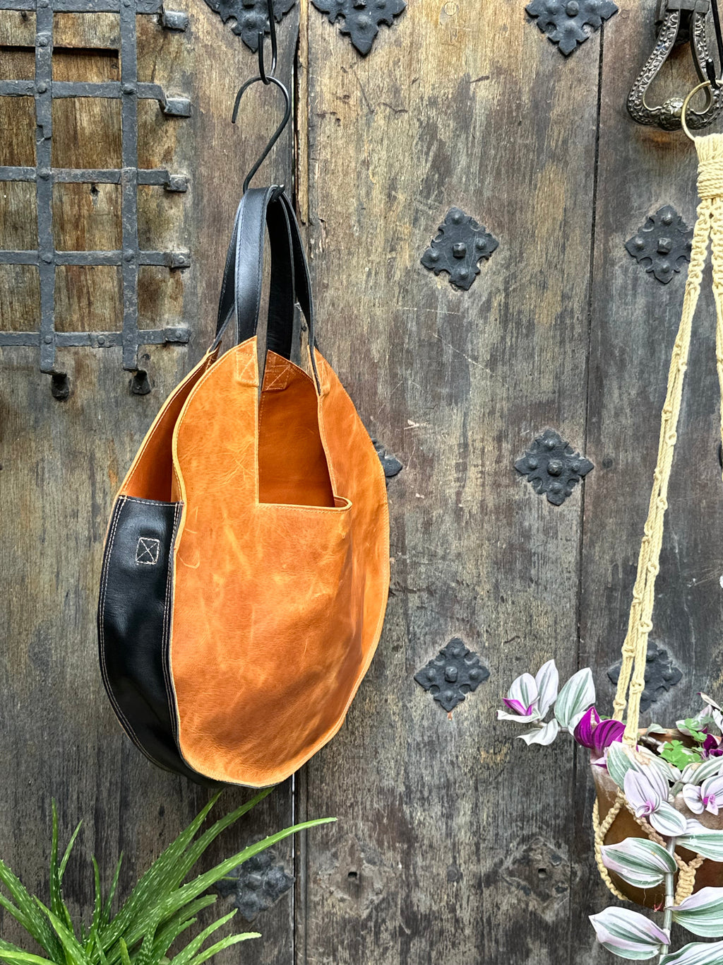 Sutim - Tan with Black Straps