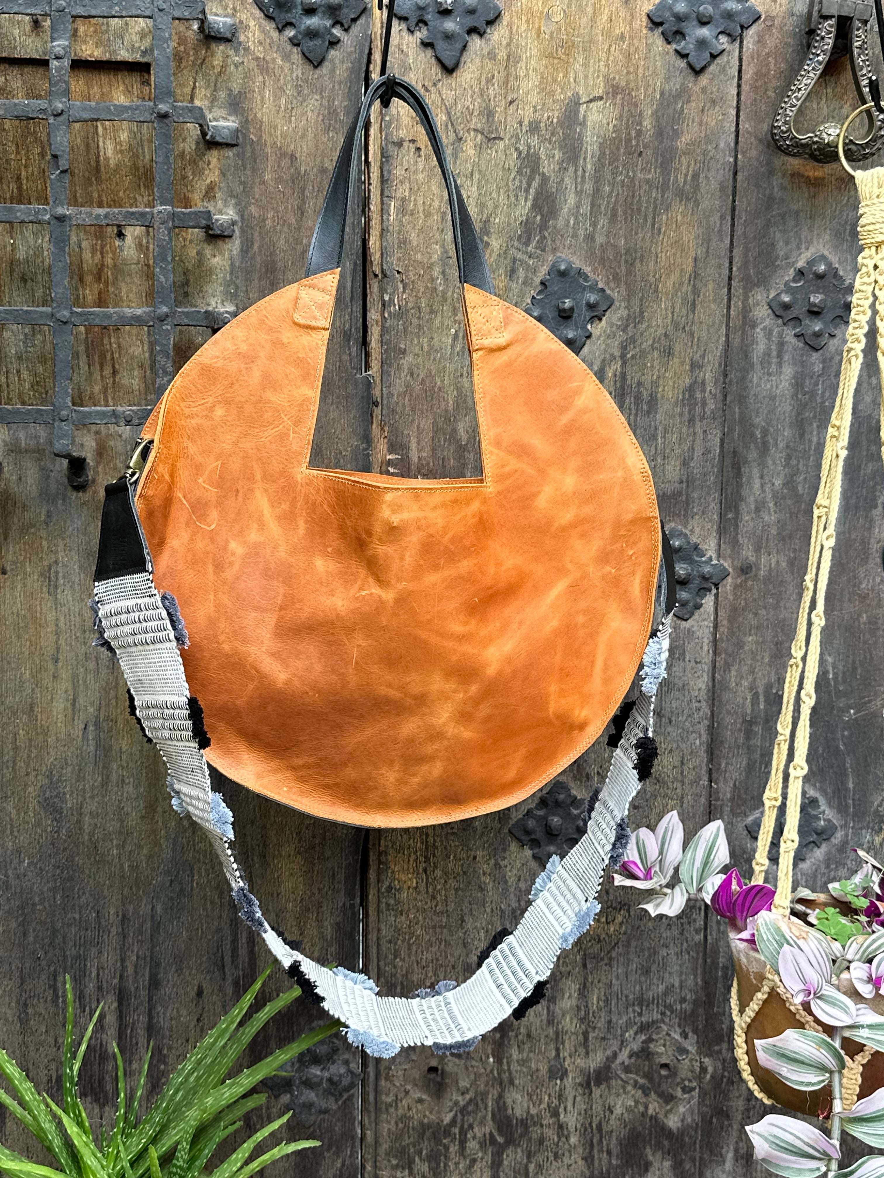 Sutim - Tan with Black Straps